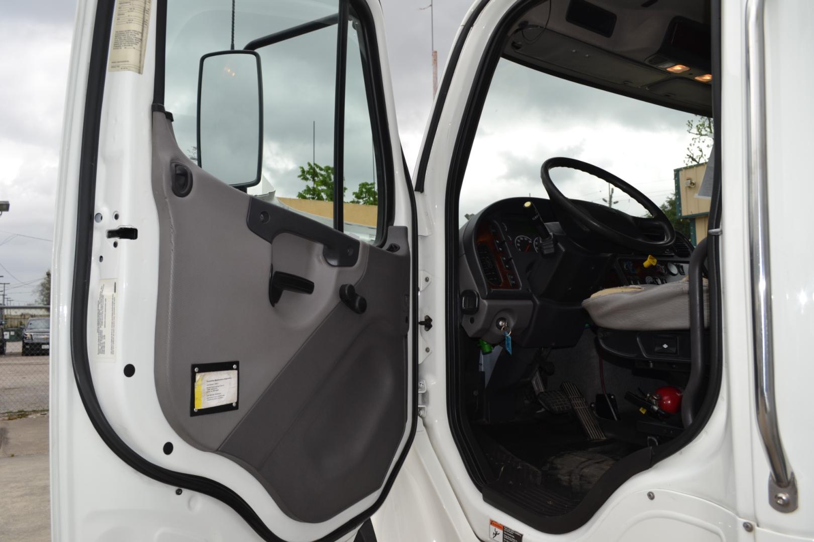 2018 WHITE /BLACK FREIGHTLINER M2-106 with an CUMMINS B6.7L 220HP engine, ALLISON 2100RDS AUTOMATIC transmission, located at 9172 North Fwy, Houston, TX, 77037, (713) 910-6868, 29.887470, -95.411903 - Photo#16